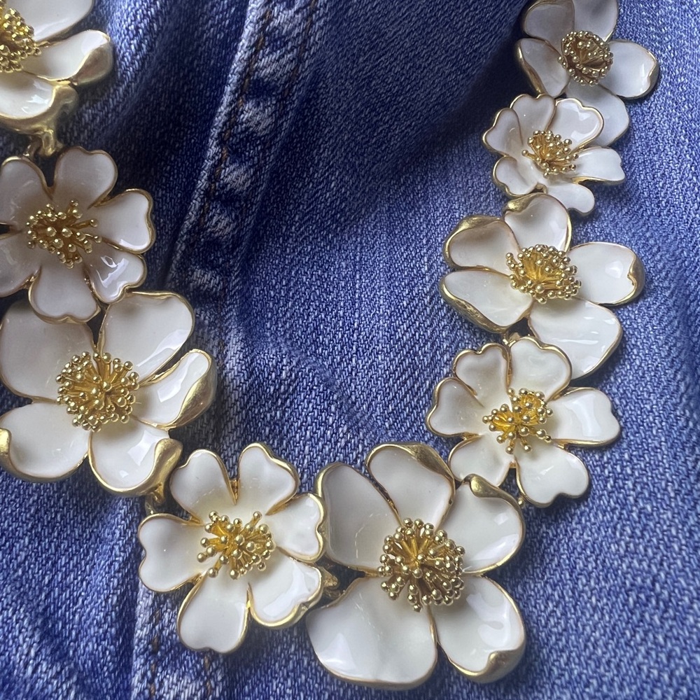 Oscar de la Renta Gold Plated Necklace with white Enamel Flowers BRAND N…